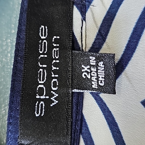 SPENSE WOMEN'S sleevless top. Navy blue and white  geometric design Button. 2 X - Picture 9 of 11